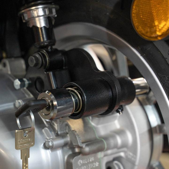 EasyBlock Rear Wheel Lock Vespa Primavera 125/150 Close up on rear wheel